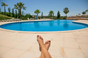 Sunny villa facing the swimming pool